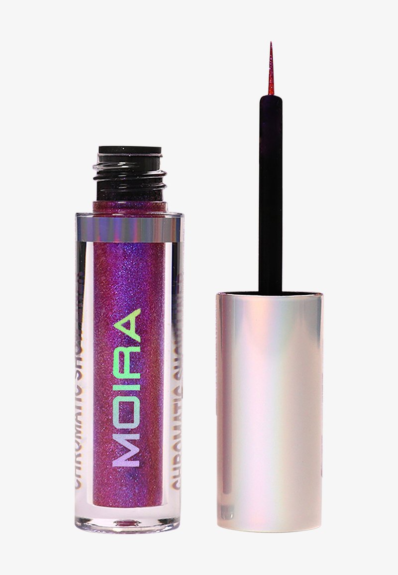 Tube d'eyeliner liquide pailleté violet avec applicateur pinceau noir et capuchon argent irisé, étiqueté "MOIRA" sur un récipient transparent.