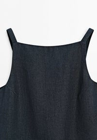 Donkerblauw denim mouwloos topje met een vierkante halslijn en brede schouderbanden op een witte achtergrond.