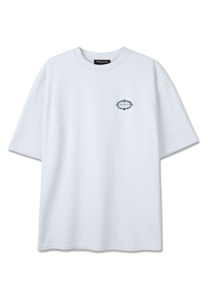 Hvid oversized T-shirt med korte ærmer, der har en lille grøn cirkulær logo og tekst på venstre bryst.