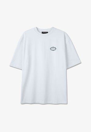 Hvid oversized T-shirt med korte ærmer, der har en lille grøn cirkulær logo og tekst på venstre bryst.