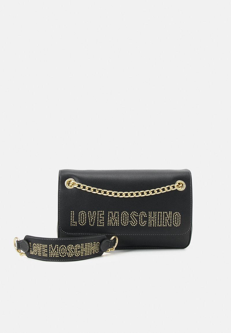 Bandolera Love Moschino Negro - Cadena Dorada - Clutch Noche - Primavera Verano 2023