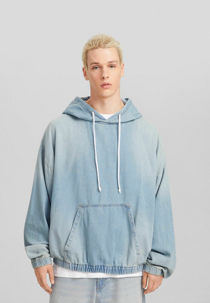 Bershka FADED CROPPED WITH POUCH POCKET Denim jacket light blue