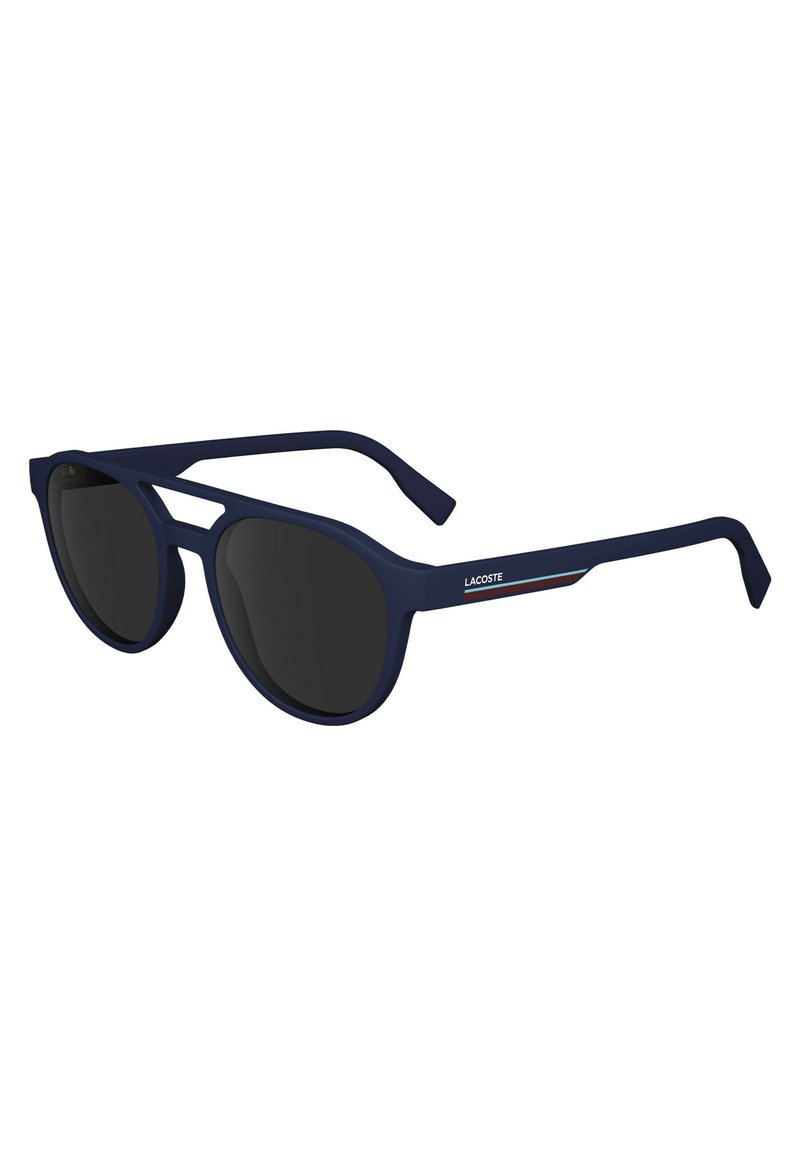 Ochelari de soare bleumarin cu finisaj mat, lentile ovale și lentile întunecate. Prezintă un logo subtil Lacoste și accente de culoare subțiri pe brațe.