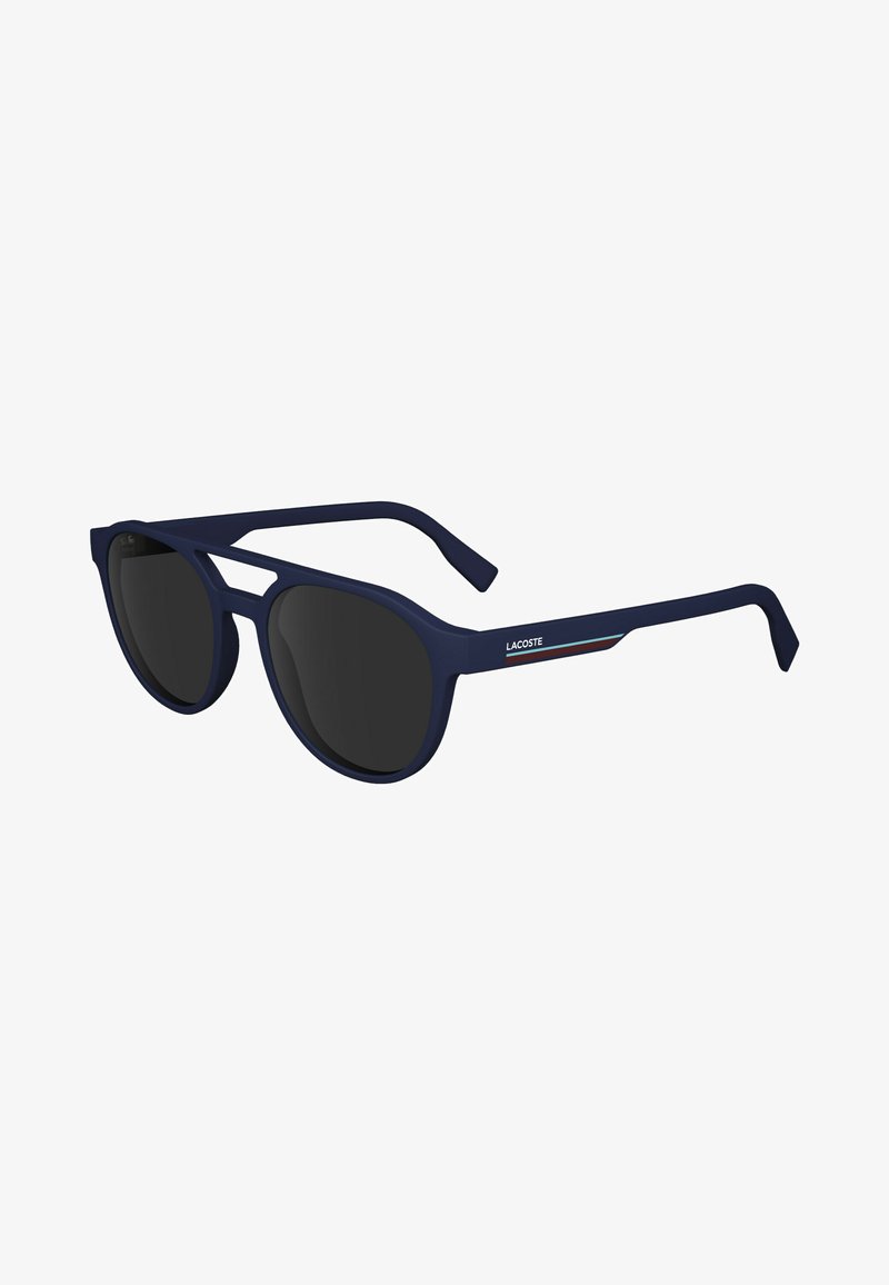 Ochelari de soare bleumarin cu finisaj mat, lentile ovale și lentile întunecate. Prezintă un logo subtil Lacoste și accente de culoare subțiri pe brațe.