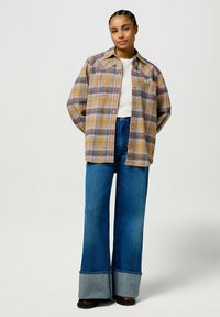 Wrangler LONG SLEEVE LOOSE WESTERN- RELAXED FIT - Blusa - chai tea