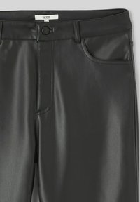 Pantalons en simili cuir noir avec taille haute, fermeture éclair, poches avant et une texture lisse avec un léger éclat.