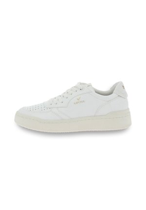 Sneakers bianchi realizzati in materiale morbido con dettagli perforati, suola texturizzata e accenti dorati. Presentano un design a scarpa bassa e chiusura con lacci.