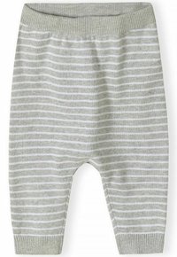 Svetlo sivi pleteni hlače z belimi vodoravnimi črtami. Imajo rebrast pas in manšete. Imajo mehak teksturo, sproščen kroj in zožajoče se hlačnice.