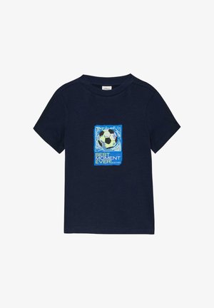 Granatowy t-shirt z krótkim rękawem z grafiką piłki nożnej w niebieskim kwadracie oraz napisem "NAJLEPSZY MOMENT W ŻYCIU!" z przodu.