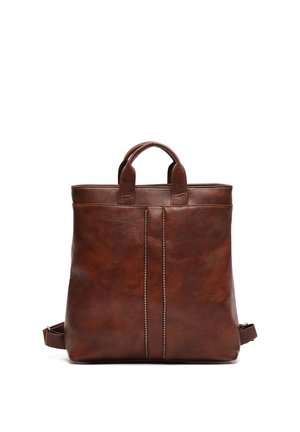 Brun lædertaske med to korte håndtag, lodrette dekorative syninger på forsiden og justerbare skulderstropper, der delvist er synlige.