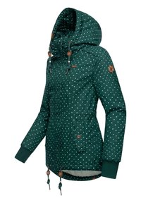 Chaqueta verde con lunares y capucha ajustable, dos bolsillos frontales, puños elásticos y detalles en marrón. Está fabricada en un tejido texturizado para proporcionar calor.