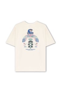 Tricou de culoare crem, cu un design grafic ce include o pasăre, flori și forme geometrice în nuanțe de albastru, roz și verde. Mâneci scurte.
