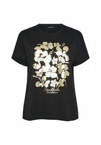 Czarny t-shirt z krótkimi rękawami, ozdobiony złotym nadrukiem kwiatowym oraz napisem „Stockholm Östermalm” na dole. Gładka tekstura tkaniny.