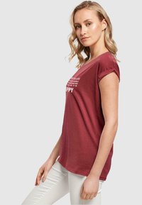 Merchcode NEVER TOO LATE EXTENDED SHOULDER  - Apdrukāts T-krekls - cherry