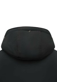 Zwarte gewatteerde jas met kap en een gladde textuur, voorzien van een keurig gestikte kraag en twee metalen drukknopen aan de achterkant van de halslijn.