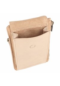 Borsa a tracolla in pelle beige con texture scamosciata, con tasca frontale e chiusura con cerniera. Design semplice con branding discreto.