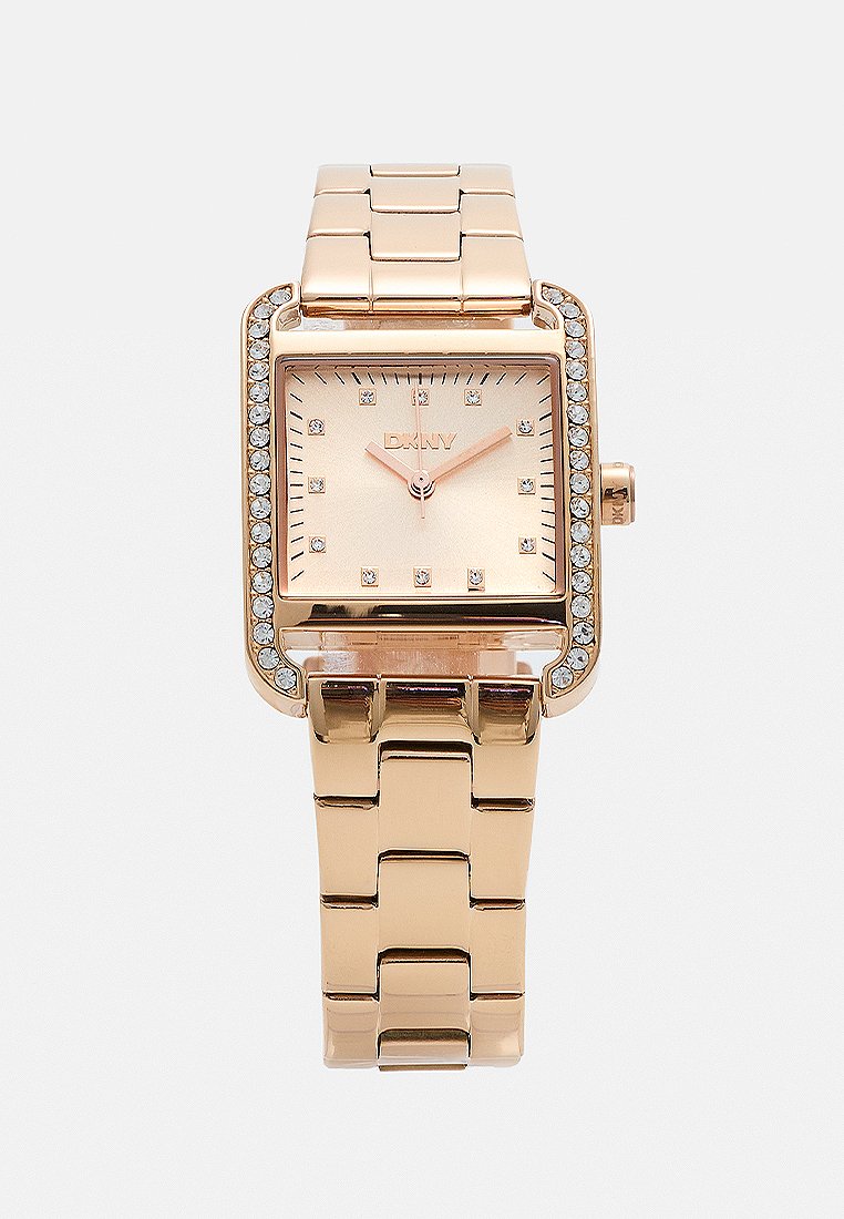 Reloj rectangular de oro rosa con un bisel decorado con cristales, marcadores numéricos y una pulsera de eslabones para un acabado pulido.
