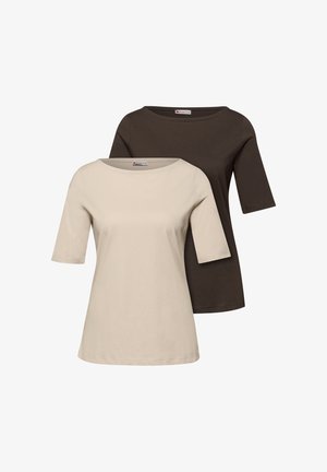 Due magliette a maniche corte semplici, una beige davanti e una marrone scuro dietro, entrambe con scolli rotondi su sfondo bianco.