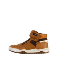 Sneakers alte realizzate in pelle marrone con suola bianca e accenti neri. Dotate di una fascetta in Velcro e design perforato per una migliore traspirabilità.