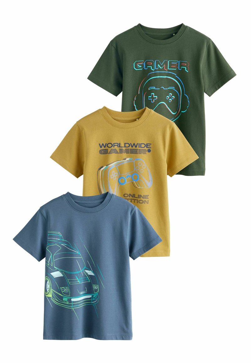 Set van drie T-shirts met korte mouwen: groen met een gamersgrafiek, mosterdkleurig met een gamecontrollerontwerp en blauw met een auto-illustratie. Katoenen stof.