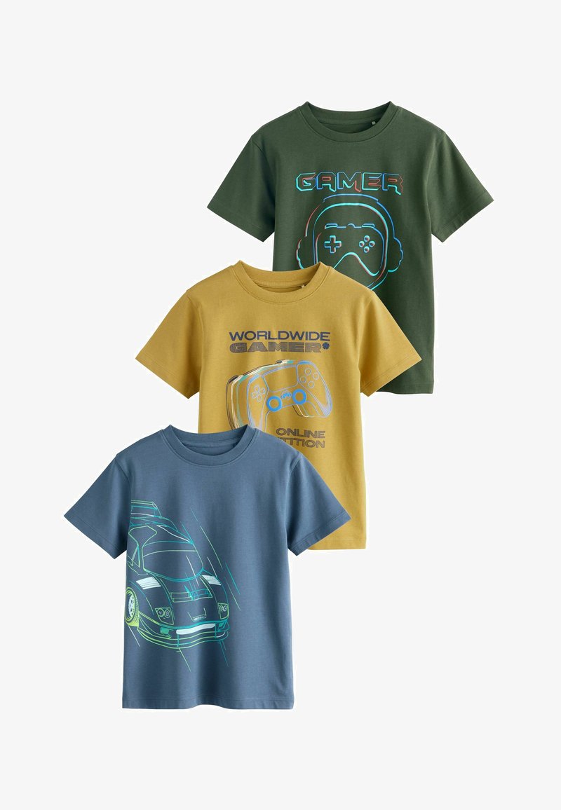 Set van drie T-shirts met korte mouwen: groen met een gamersgrafiek, mosterdkleurig met een gamecontrollerontwerp en blauw met een auto-illustratie. Katoenen stof.