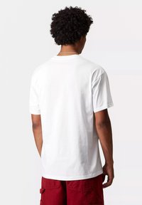 Biała bawełniana koszulka z okrągłym dekoltem i krótkimi rękawami, pokazywana od tyłu, charakteryzująca się gładką fakturą i standardowym krojem.