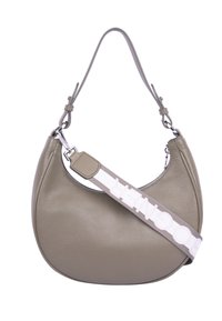 Torba hobo w teksturowanej oliwkowej skórze, z szerokim materiałowym paskiem z białym logo i zaokrąglonym kształtem.