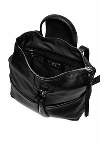 Zaino in pelle nera con chiusura a zip, superficie testurizzata, scomparti interni e una tasca esterna. È visibile un'etichetta identificativa.