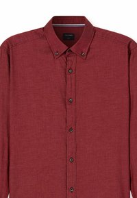 Langärmliges burgunderfarbenes Button-up-Hemd mit Button-Down-Kragen und schwarzen Knöpfen, markiert mit OLYMP Casual im Inneren des Etiketts.