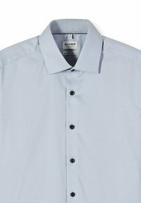 Hellblaues Hemd aus Baumwollmischung mit Button-Down-Kragen, sechs schwarzen Knöpfen und natürlichem Stretch-Design.