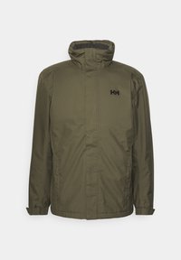 Veste imperméable vert olive avec col montant, fermeture éclair avant recouverte d'une patte de boutonnage, poignets réglables, et logo Helly Hansen noir sur la poitrine.