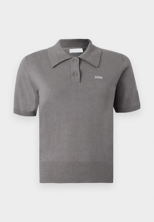 Polo gris à manches courtes en tissu tricoté, doté d'un col, d'une patte à deux boutons et d'un ourlet côtelé avec un petit logo sur la poitrine.