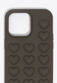 Funda de silicona para teléfono en marrón oscuro con formas de corazón en relieve y letras en relieve que dicen "TE QUIERO", dispuestas en un patrón de cuadrícula.