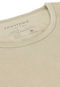Helles beiges T-Shirt aus 95% Bio-Baumwolle und 5% Elasthan. Mit rundem Ausschnitt und glatter Textur. Etikett auf dem Stoff abgebildet.