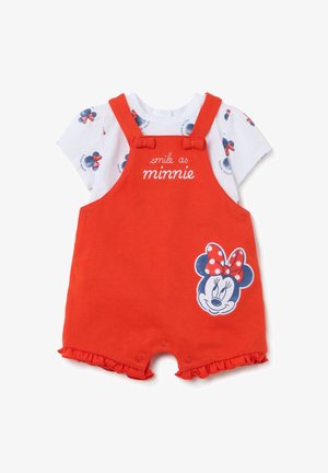 Rode overall romper met wit shirt eronder, met blauwe, rode en witte Mickey Mouse patronen en een Minnie Mouse graphic met tekst.
