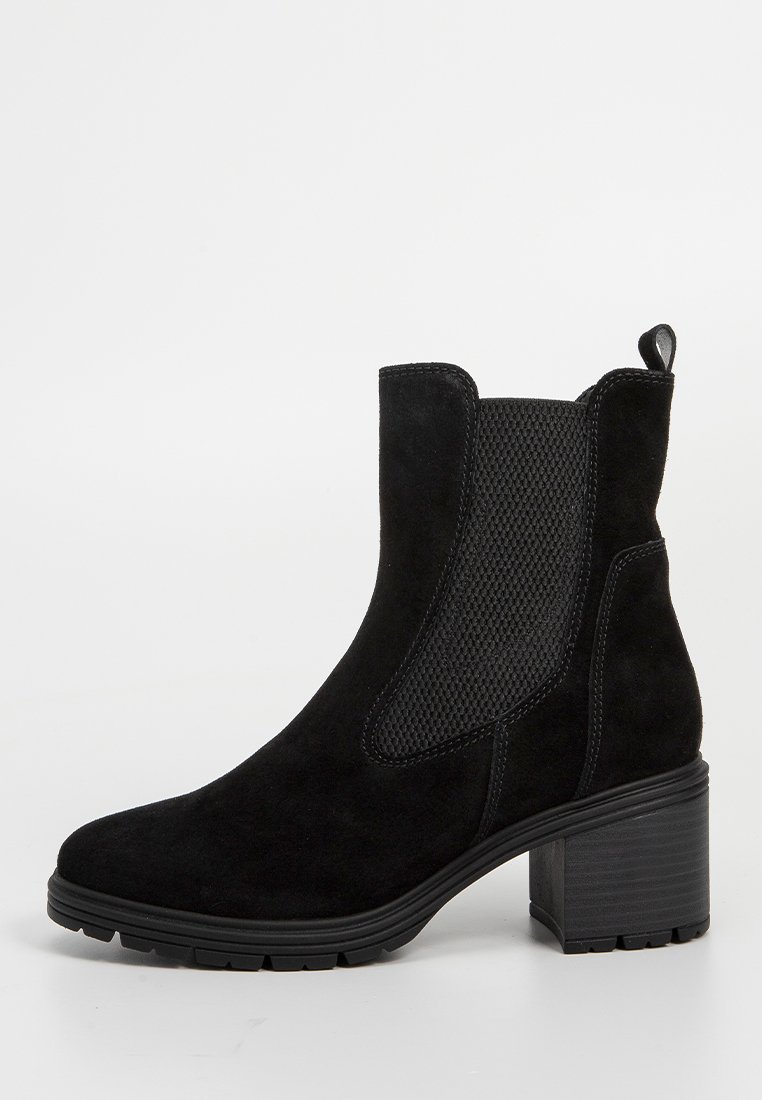 Zwarte suède enkellaars met een textuur-elastische zijpaneel, ronde neus en een chunky hak. Voorzien van een aantrekstrip voor gemakkelijk aan- en uittrekken.