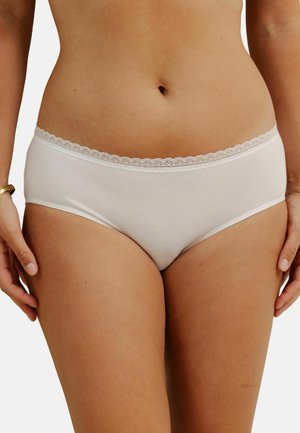 Des sous-vêtements hipster en coton blanc avec une délicate bordure en dentelle sur la taille, un texture lisse et une coupe taille mi-haute.