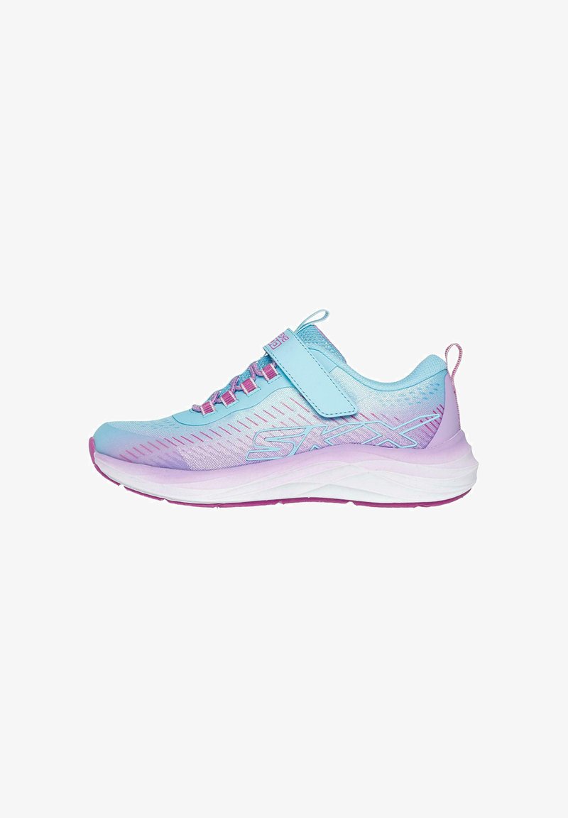 Chaussures de sport légères avec une tige en textile dégradé bleu et rose, fermeture à bande auto-agrippante, et une semelle blanche rembourrée.