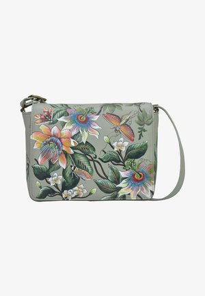 Bloemrijke crossbodytas van lichtgroen leer, met kleurrijke bloemen en vlinders. Verstelbare schouderband en ritsluiting. Gedetailleerde botanische patronen.