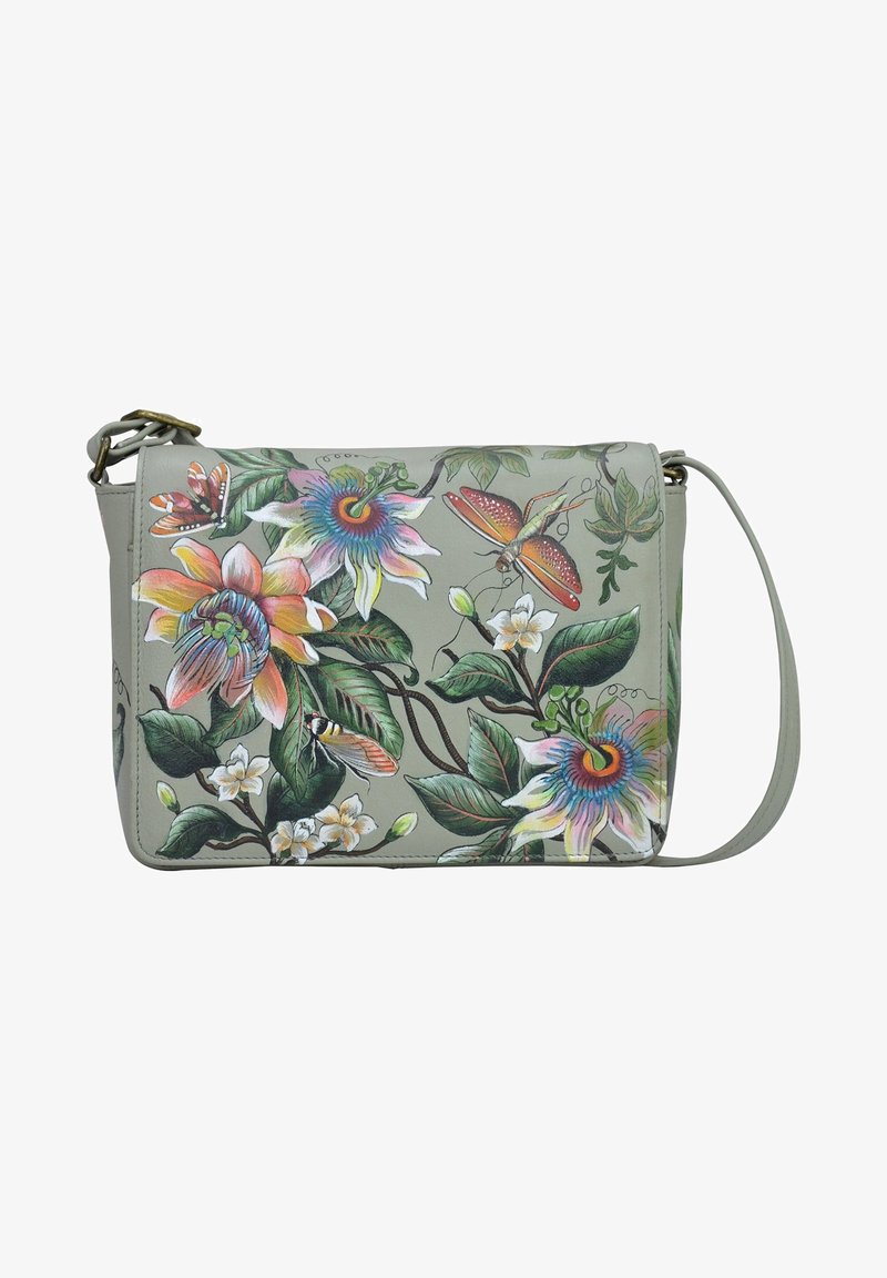 Bloemrijke crossbodytas van lichtgroen leer, met kleurrijke bloemen en vlinders. Verstelbare schouderband en ritsluiting. Gedetailleerde botanische patronen.