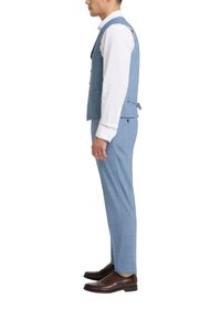 Hellblauer dreiteiliger Anzug mit einer taillierten Weste, einreihigem Design und Hose. Abgerundet mit braunen Lederschuhen für einen eleganten Look.