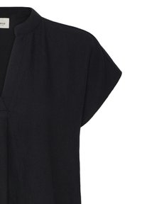 Blouse noire à manches courtes avec un col rond et des plis subtils près du col, confectionnée en tissu léger.