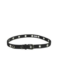 Cinturón de ante negro con ojales circulares de plata espaciados uniformemente a lo largo de la longitud y una hebilla de metal para abrochar.