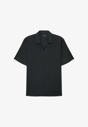 Schwarzes kurzärmeliges Hemd mit Knopfleiste, Camp-Kragen und lockerem Schnitt, flach auf einem weißen Hintergrund ausgelegt.