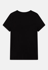 Camiseta de algodón negra con mangas cortas y cuello redondo. Presenta una textura suave y sin patrones ni diseños visibles.