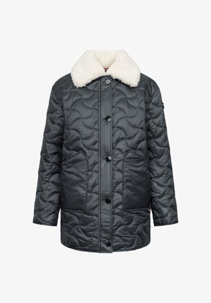 Szara pikowana kurtka z białym futrzanym kołnierzem, z zapięciem na guziki z przodu i bocznymi kieszeniami. Charakteryzuje się zakrzywionym wzorem przeszyć na materiale.