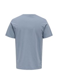 Kurzarm-T-Shirt aus weichem, hellblauem Baumwollstoff mit rundem Ausschnitt und sauberer Naht. Glatte Textur, lässige Passform.