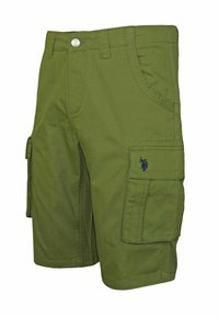 Pantalones cortos de carga verdes hechos de tela, con múltiples bolsillos, cierre de botón y un logotipo bordado en el lado.