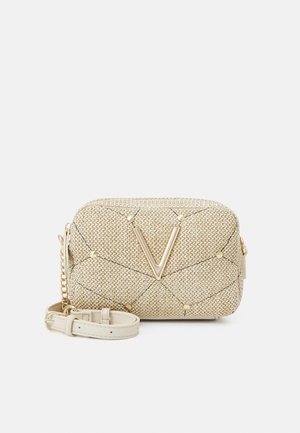 Petit sac bandoulière beige tissé avec emblème doré en forme de V, détails cloutés et bandoulière réglable avec détail chaîne.