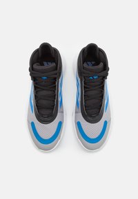 Scarpe sportive con parte superiore grigia con dettagli blu, lacci neri, tessuto testurizzato e suola liscia. Punta arrotondata e collo imbottito.